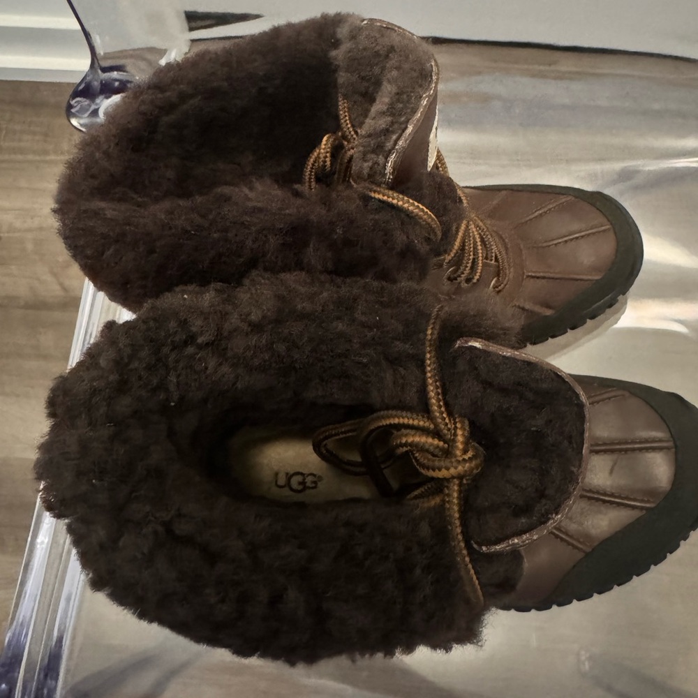 UGG Australia Adirondack Boots - Picture 4 of 7